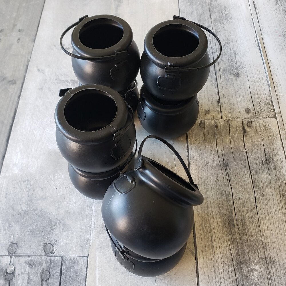 NWOT - 8ct Mini Black Cauldrons in Plastic with a Handle